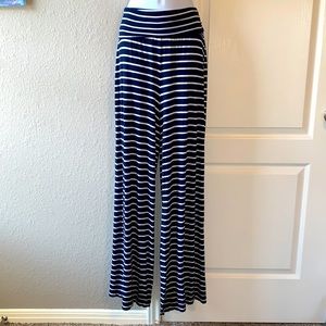 Max Studio size large wide legged pants